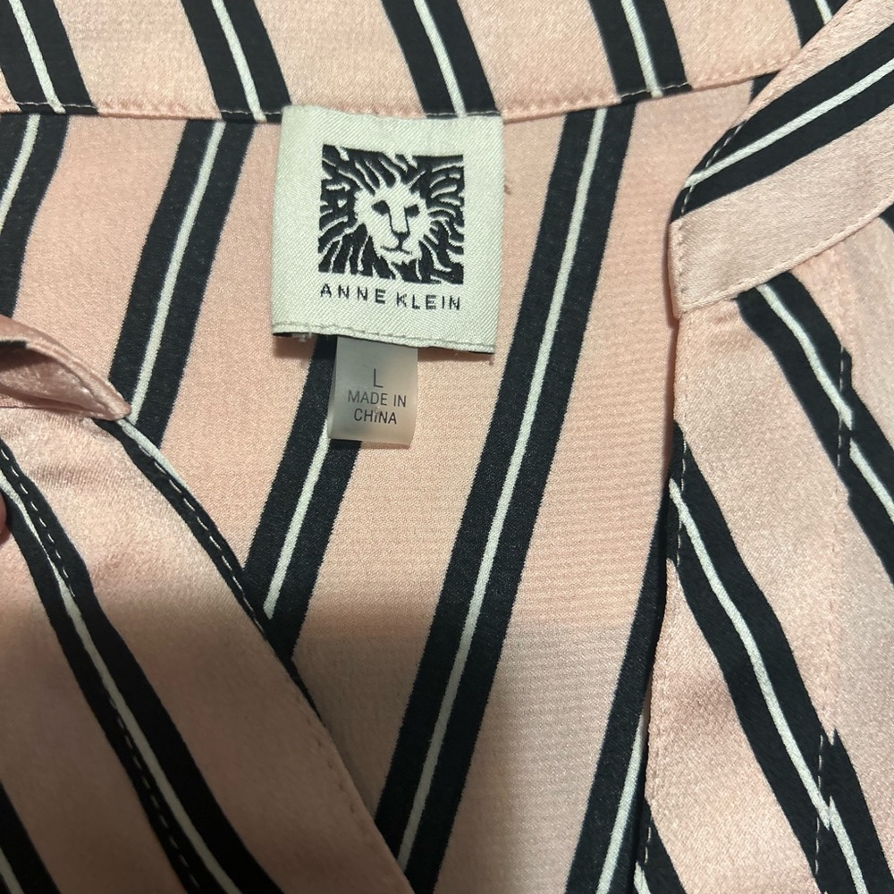 Anne Klein V neckline 100% polyester pink and black stripe shirt size large - Picture 4 of 6